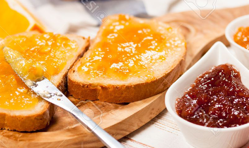 47863871-tranches-de-pain-avec-de-la-confiture-pour-le-petit-déjeuner